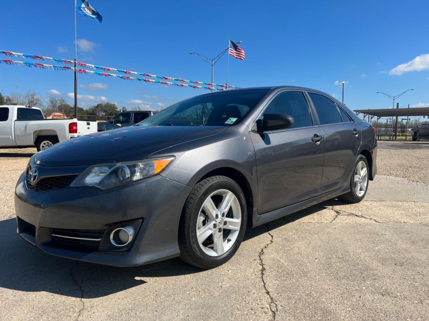 2014 Gray /Black Toyota Camry SE (4T1BF1FKXEU) with an 2.5L 4Cylinder engine, Automatic transmission, located at 4520 Airline Hwy, Baton Rouge, LA, 70805, (225) 357-1497, 30.509325, -91.145432 - 2014 Toyota Camry SE No Accidents, Two Owner, 2.5L 4 Cylinder, 180K Miles, All Power, Backup Camera. NO IN HOUSE FINANCING. FOR INFO PLEASE CONTACT JEFF AT 225 357-1497 CHECK OUT OUR A+ RATING WITH THE BETTER BUSINESS BUREAU WE HAVE BEEN A FAMILY OWNED AND OPERATED BUSINESS AT THE SAME LOCATION FOR - Photo#0